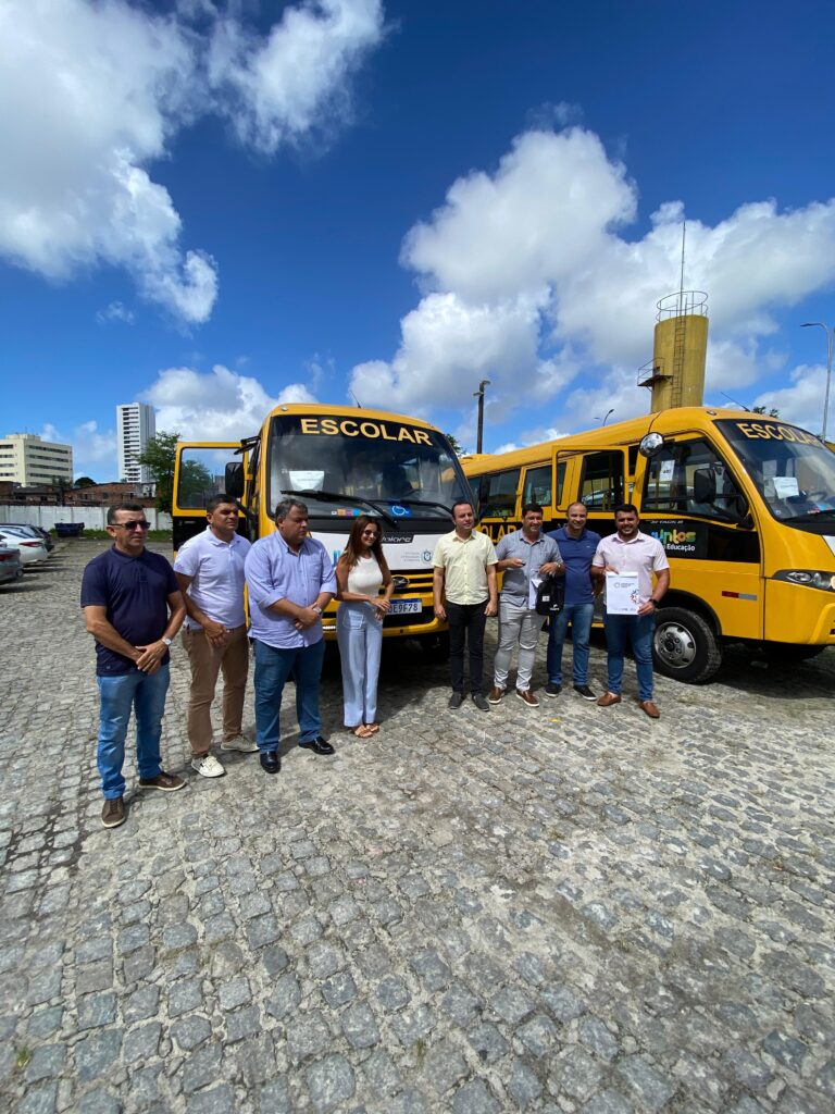 Prefeito Jeyson Falcão conquista dois novos ônibus escolares para Primavera através do programa estadual “Juntos pela Educação”