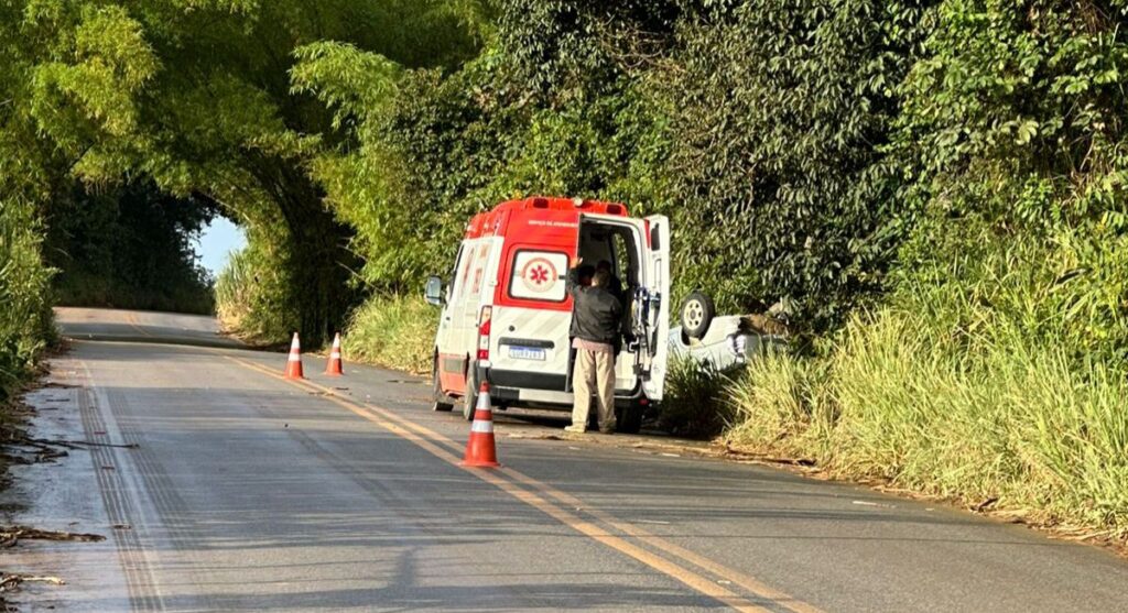 Carro capota na PE-63, em Amaraji, após retorno de festa em Frexeiras
