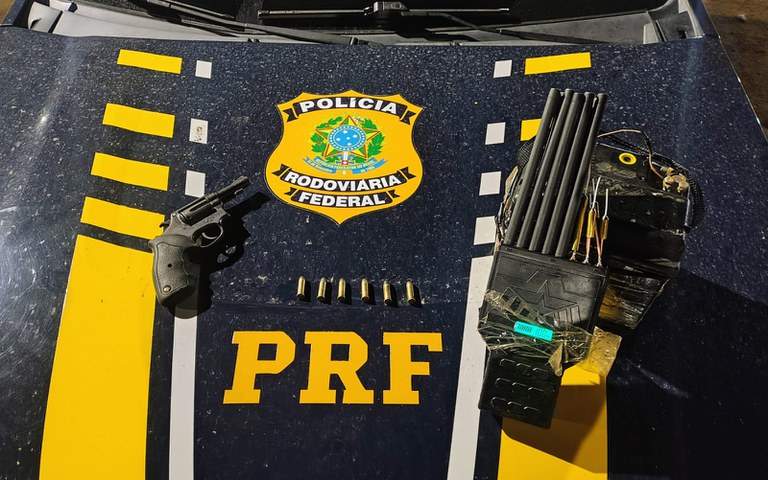 Perseguição a carro roubado termina com dois presos e apreensão de arma na BR-232, em Gravatá