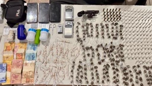 Ação conjunta das polícias desarticula ponto de tráfico e apreende armas e drogas em Pombos