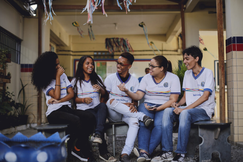 Governo de Pernambuco inicia pagamento do Pix Tênis para estudantes da rede estadual