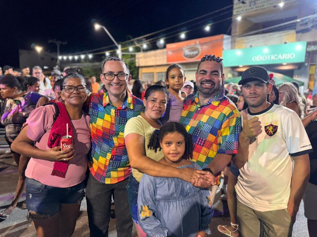 Prefeito Sandro Advogado participa de blocos e reforça apoio ao Carnaval de Chã Grande