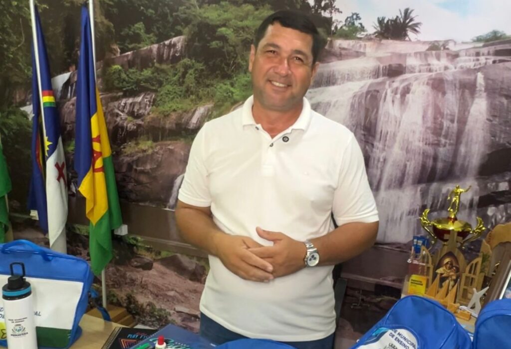 Prefeito Jeyson Falcão realiza, pela primeira vez na história, a entrega de kits escolares para toda a rede municipal