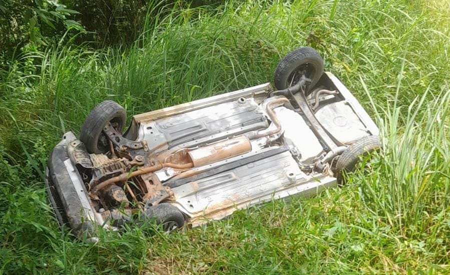 Veículo capota em estrada entre Amaraji e o acesso ao Assentamento Rinoceronte neste domingo