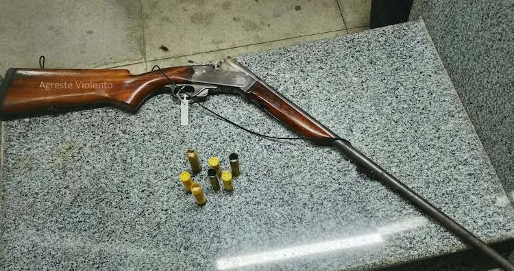 Homem é conduzido à delegacia após apreensão de espingarda com numeração suprimida em Cortês
